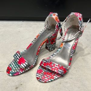 Size 7 Striped Floral Heels 🌸